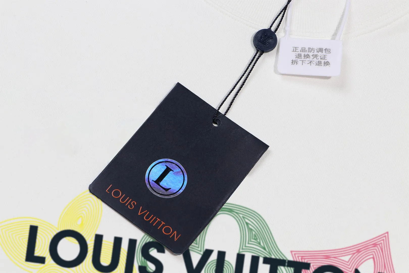 🅿️250 hot style on the shelves🔥❗ 💫〖Louis Vuitton LV〗 Fashionable round neck sweatshirt, casually matched with various styles, it is perfectly handsome😎The whole dress is made of double waistcoats, which makes the whole dress more three-dimensional. Not ordinary factories can do such fine work. The 2025 spring style counters are on sale, exquisite round neck terry sweatshirt, high-end double-strand pure cotton Customized drawstring ribs are dyed in the same vat and are complete with three standards. The chest craftsmanship adopts a simple and elegant pattern on the chest, which is easy to control for any age group! Fit and comfortable! Customized thickened 440g terry sweatshirt fabric, soft and comfortable to the touch, with a three-dimensional shape! 🙌🏻 It’s also very breathable, so it’s a versatile style that can be worn with any outfit! ✔Color: Black White Apricot Size: S M L XL 2XL